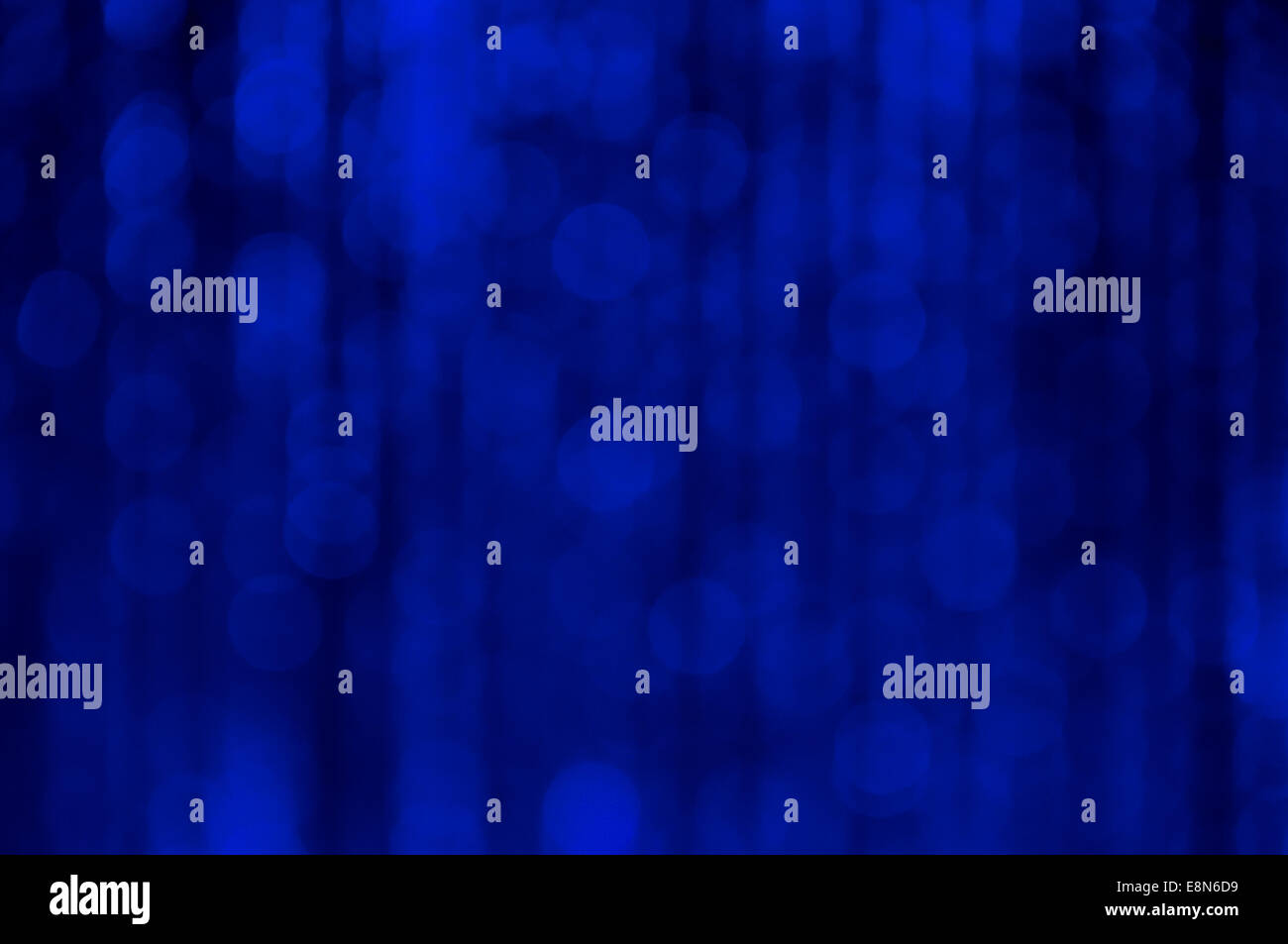 Blue abstract bokeh sfondo con strisce verticali sfocato Foto Stock