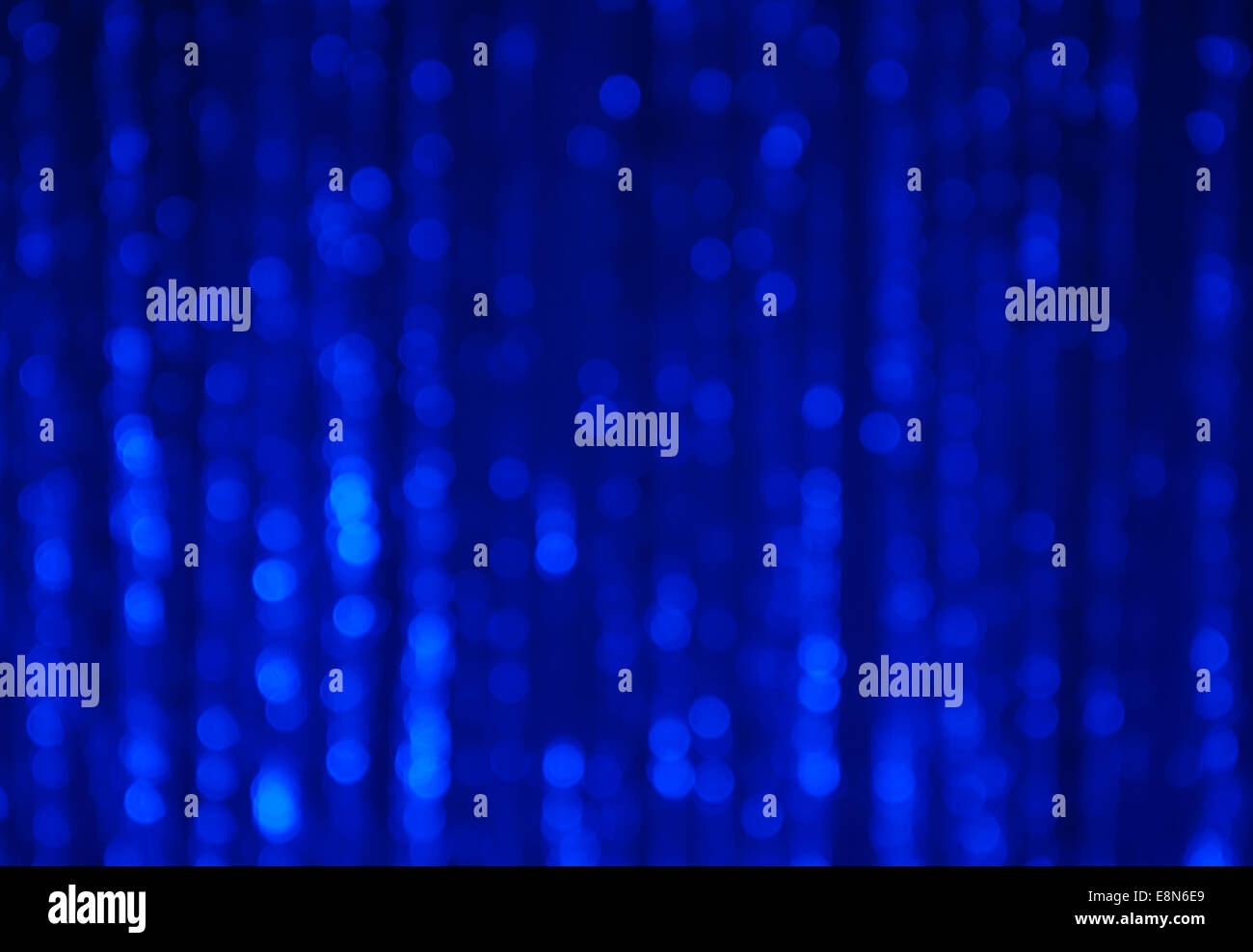 Blue abstract bokeh sfondo con strisce verticali sfocato Foto Stock