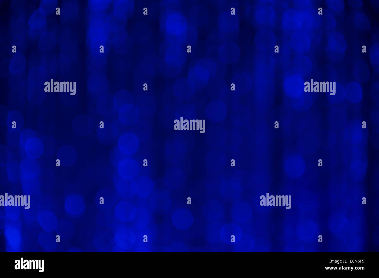 Blue abstract bokeh sfondo con strisce verticali sfocato Foto Stock