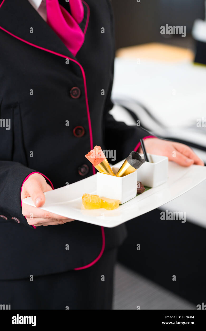 Servizio in camera che serve dolci dessert VIP in hotel design sulla camera Foto Stock