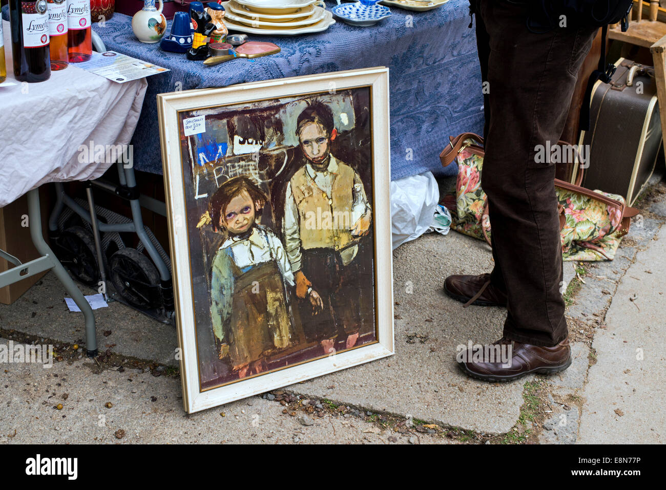 Un poster con cornice di una Joan Eardley (1921-63) dipinto in una fase di stallo in Stockbridge mercato domenicale, Edimburgo, Scozia. Foto Stock