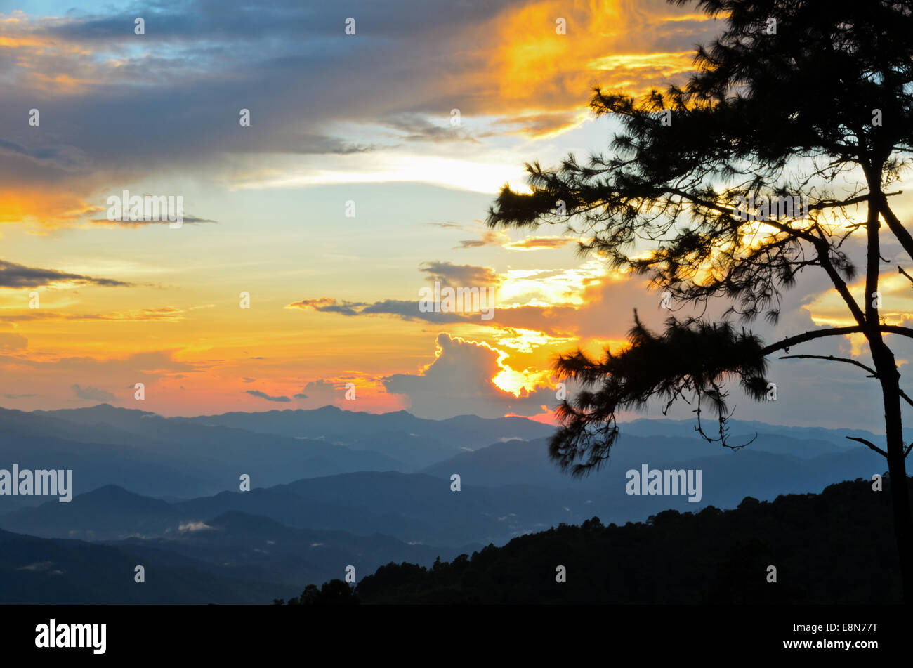 Tramonto sulla montagna alta gamma al punto di osservazione in Huai Nam Dang parco nazionale in Chiang Mai e Mae Hong Son della Thailandia Foto Stock