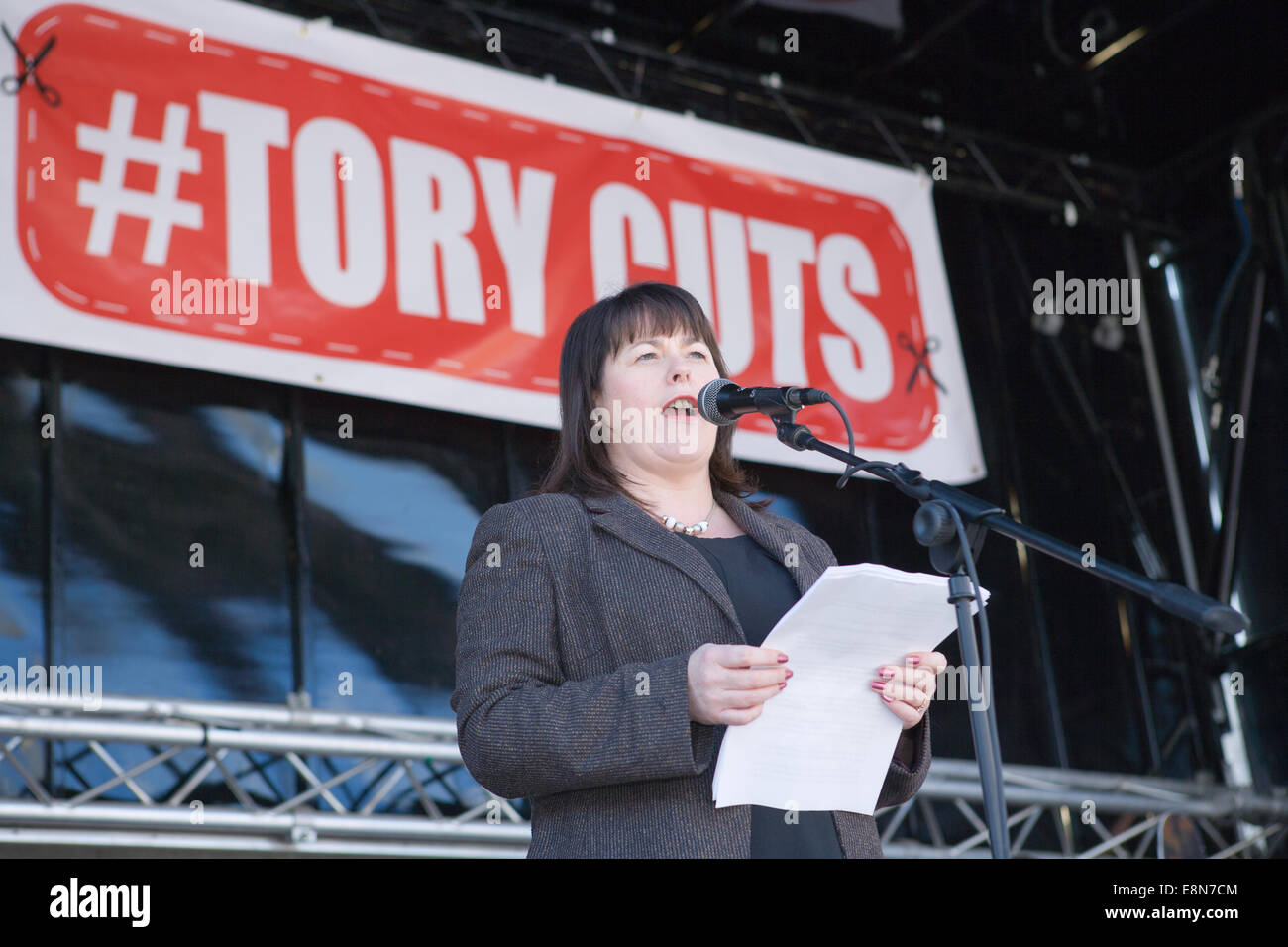 Belfast, Irlanda del Nord. Undicesimo oct, 2014. Sinn Fein MLA Michelle Gildernew risolve la folla contro i tagli al welfare che sono dovuti a essere imposto dal governo di coalizione Credit: Bonzo Alamy/Live News Foto Stock