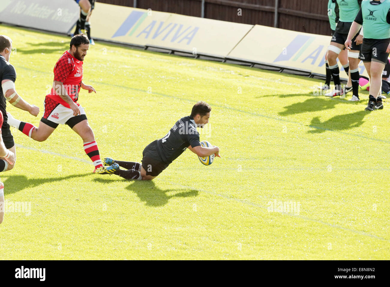 Oxford, Regno Unito. Undicesimo oct, 2014. Aviva Premiership. London Welsh versus Newcastle Falcons. Ruki Tipuna punteggi il solo provare della seconda metà inseguito da Piri Weepu. Credito: Azione Sport Plus/Alamy Live News Foto Stock