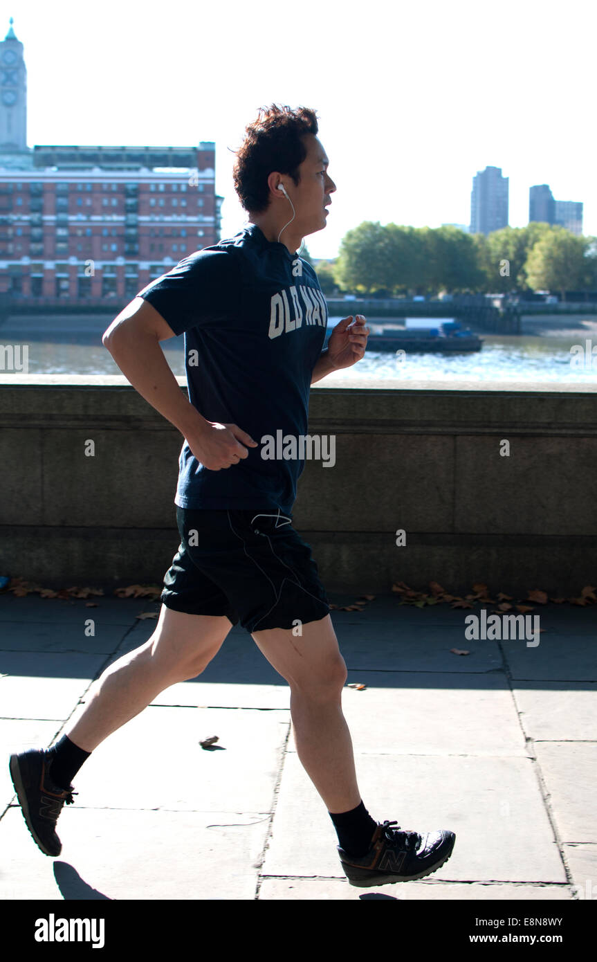 Runner su Victoria Embankment, London, Regno Unito Foto Stock