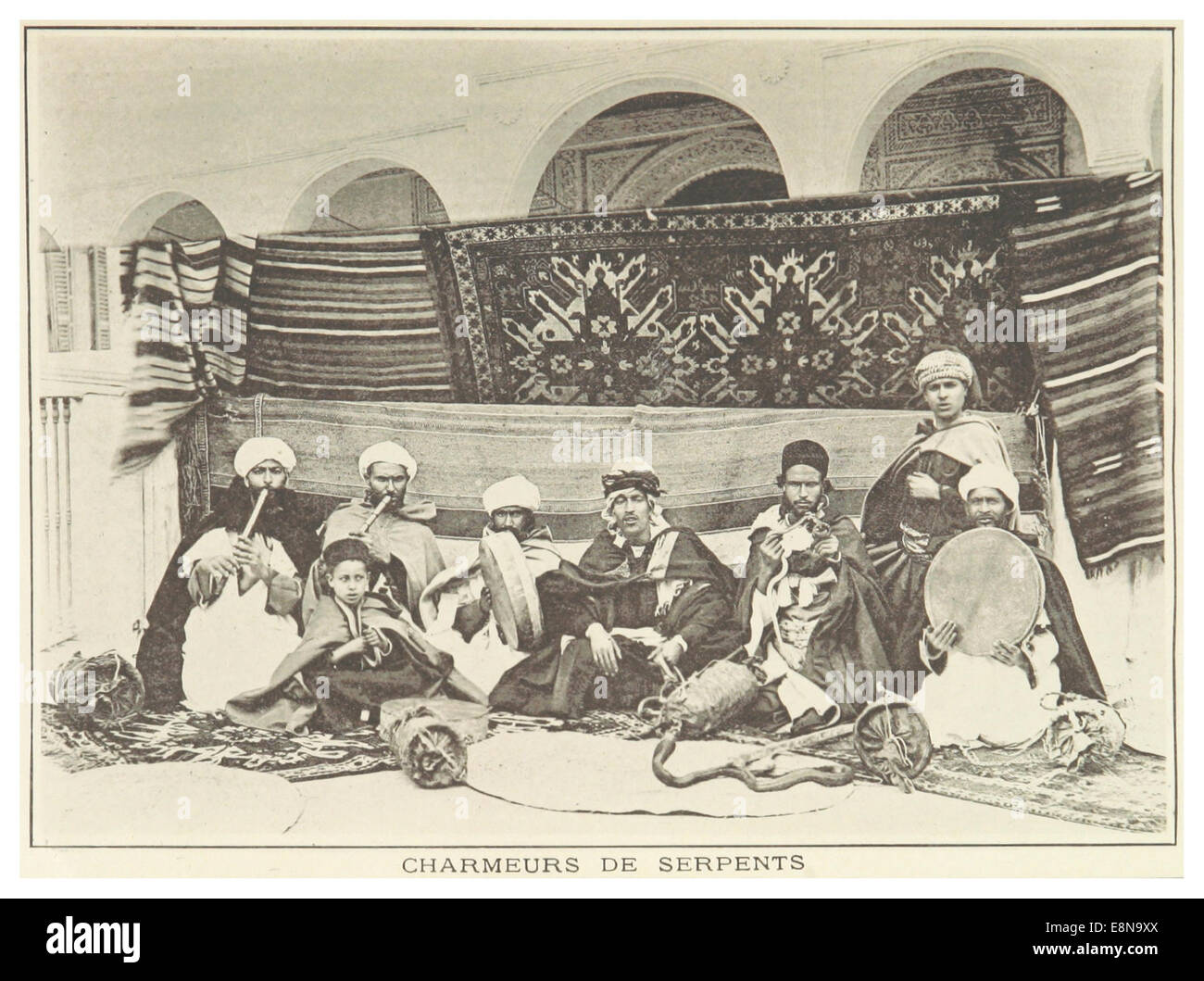 Questa illustrazione di Tunisi del 1893 mostra incantatori di serpenti, catturando le pratiche culturali e mistiche in Nord Africa all'epoca. Foto Stock