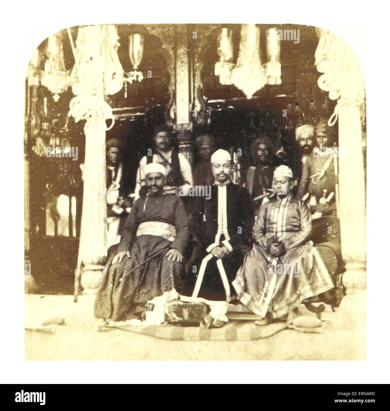 Questa illustrazione del 1862 tratta dal lavoro di Weld raffigura il gruppo di nobili di Hyderabad, tra cui Nawab Salar Jung e altre figure di spicco. Fornisce informazioni sull'élite sociale e politica dell'India durante il dominio coloniale britannico. Foto Stock