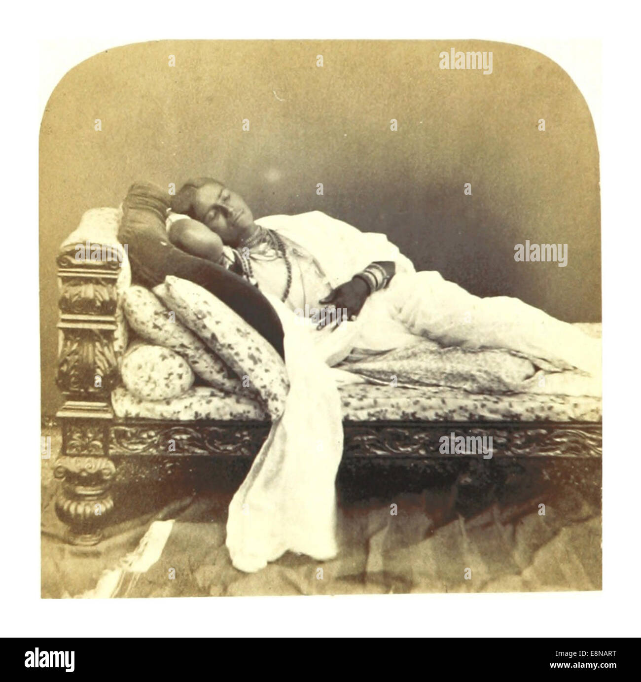 Questa illustrazione del 1862 tratta dalla serie *in India* di Weld raffigura *la bella addormentata*, catturando un momento iconico della storia con ambientazioni esotiche, forse riflettendo gli interessi coloniali britannici in India. Foto Stock