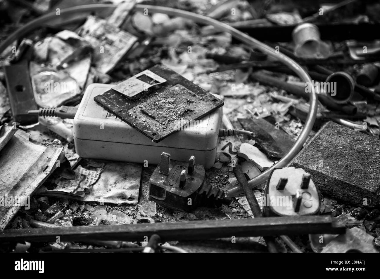 Floppy disk, cavo di alimentazione di rete con spina UK 3 pin, trasformatore di alimentazione, bruciato documenti e altri articoli per ufficio dopo un incendio Foto Stock