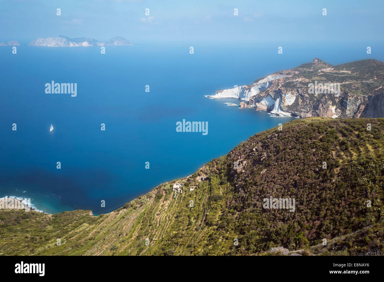 Panorama di isola mediterranea Costa (Ponza, Italia). Fotografie con lunghi tempi di esposizione tecnica Foto Stock