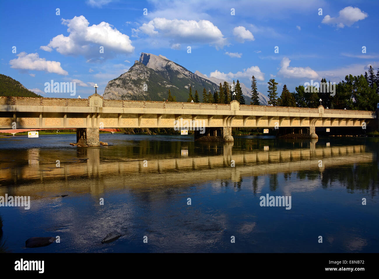 Il fiume Bow bridge, Banff , Alberta, Canada Foto Stock