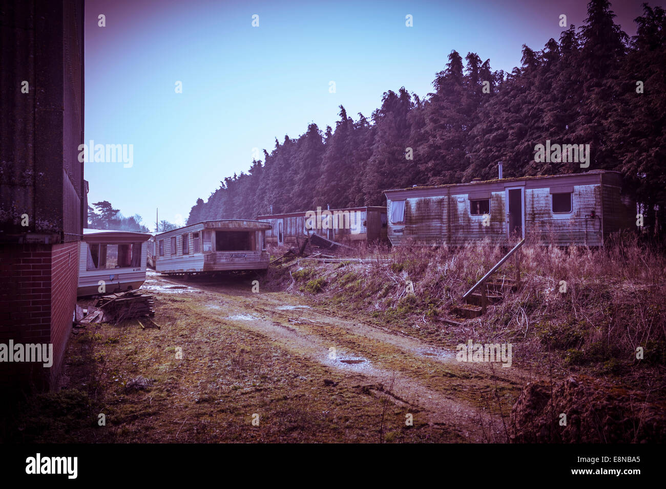 Rusty, vecchio fatiscente casa vacanze parco del rimorchio Foto Stock