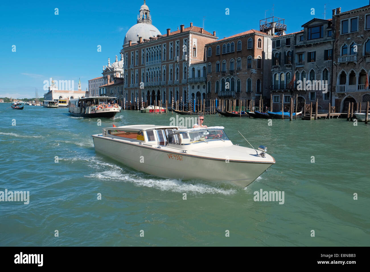 Con un taxi acqueo sul Grand Canal, Venezia, Italia. Foto Stock