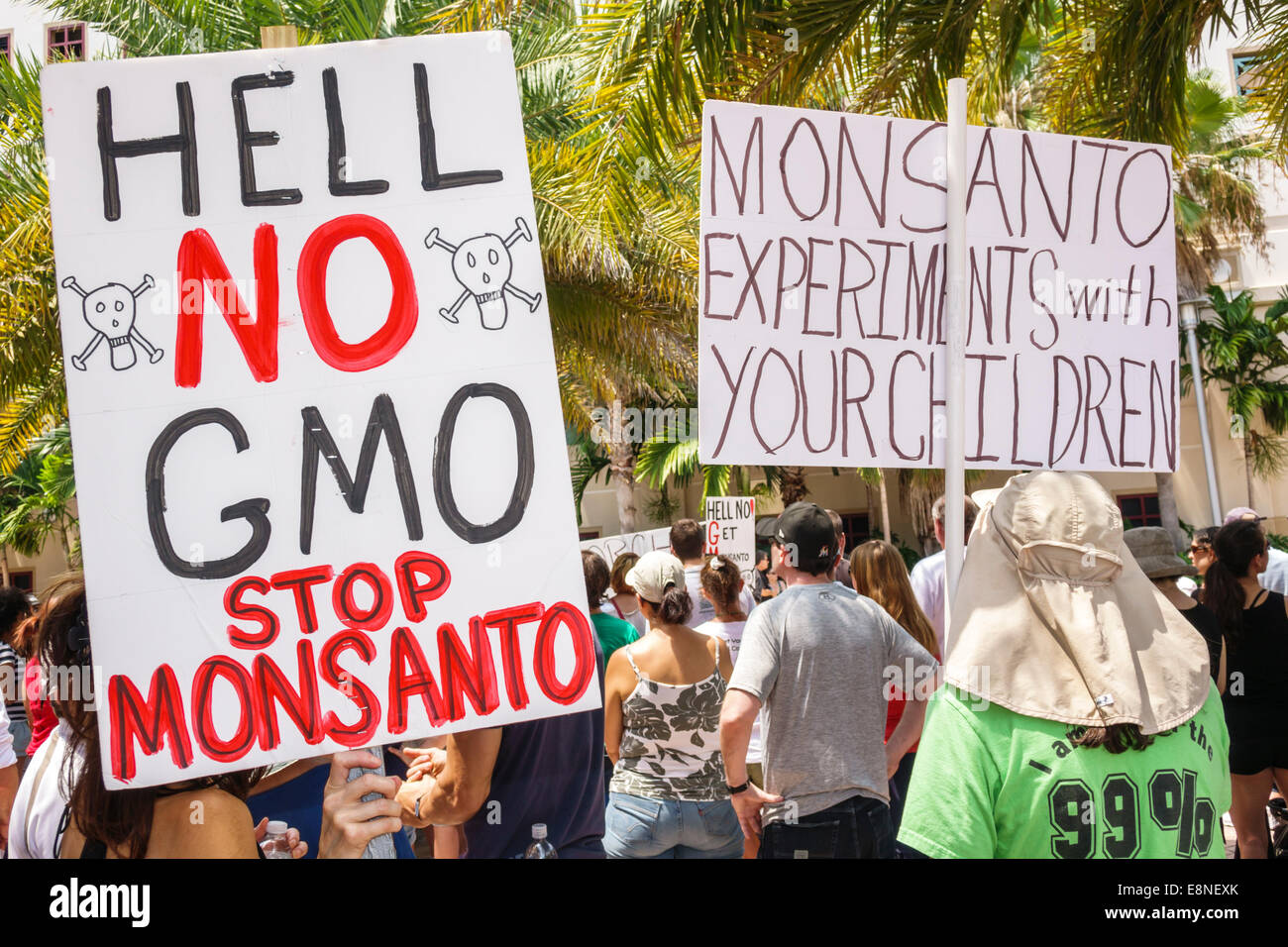 West Palm Beach Florida,Clematis Street,protesta,dimostrazione,Monsanto,OGM,OGM,organismi geneticamente modificati,contro,segno,poster,protester,pro Foto Stock