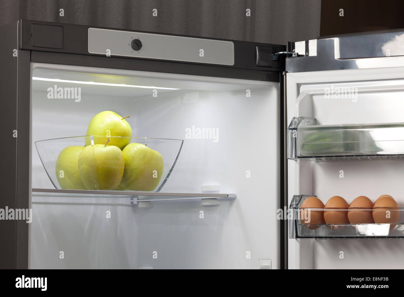 Frutta e verdura fresca in frigorifero Foto Stock