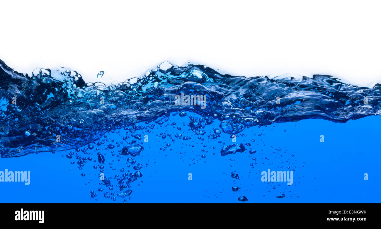 Acqua pura splash con bolle di aria isolata su sfondo bianco Foto Stock
