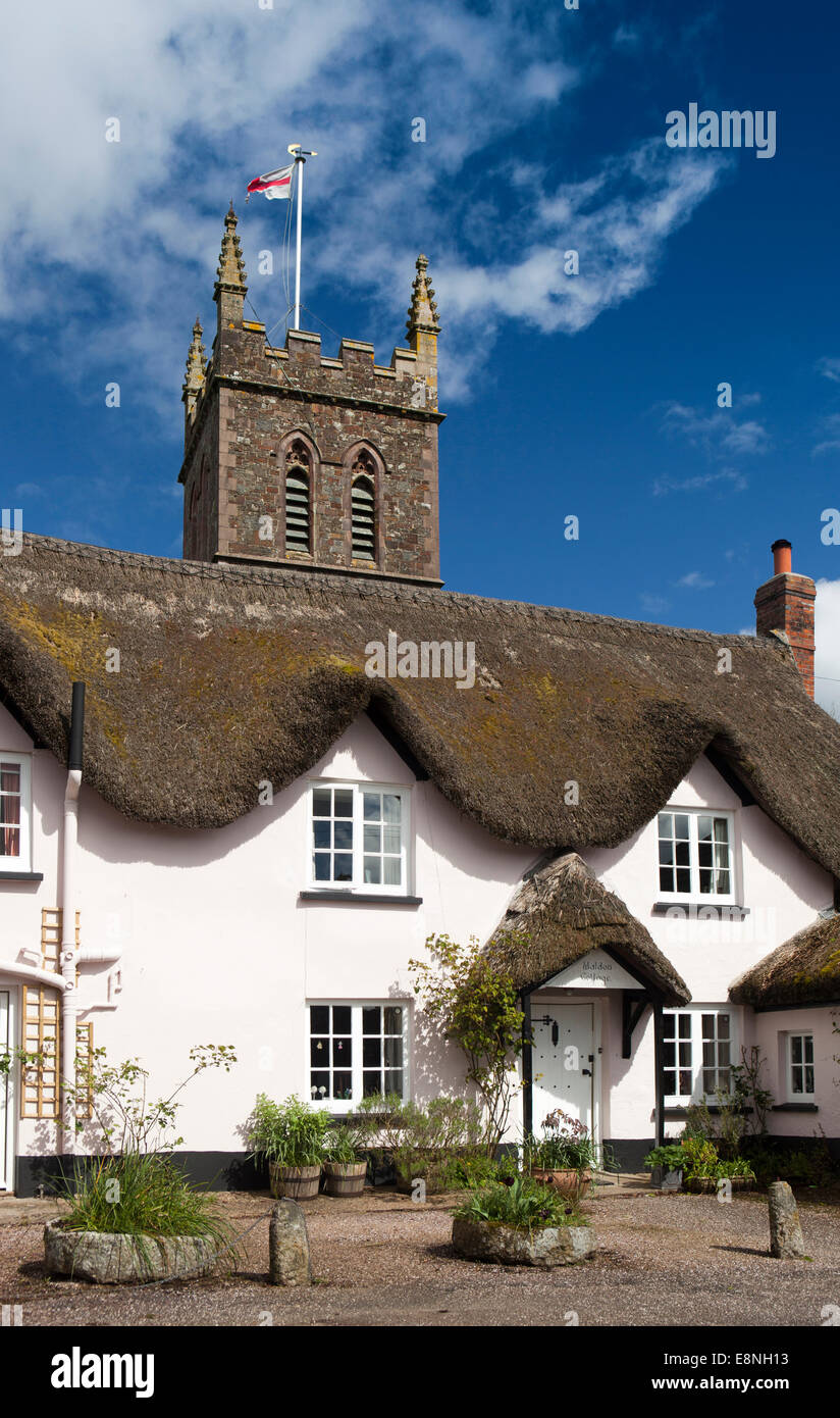 Regno Unito, Inghilterra, Devon, Sheepwash, Waldon paglia Cottage di seguito St Lawrence la chiesa Foto Stock