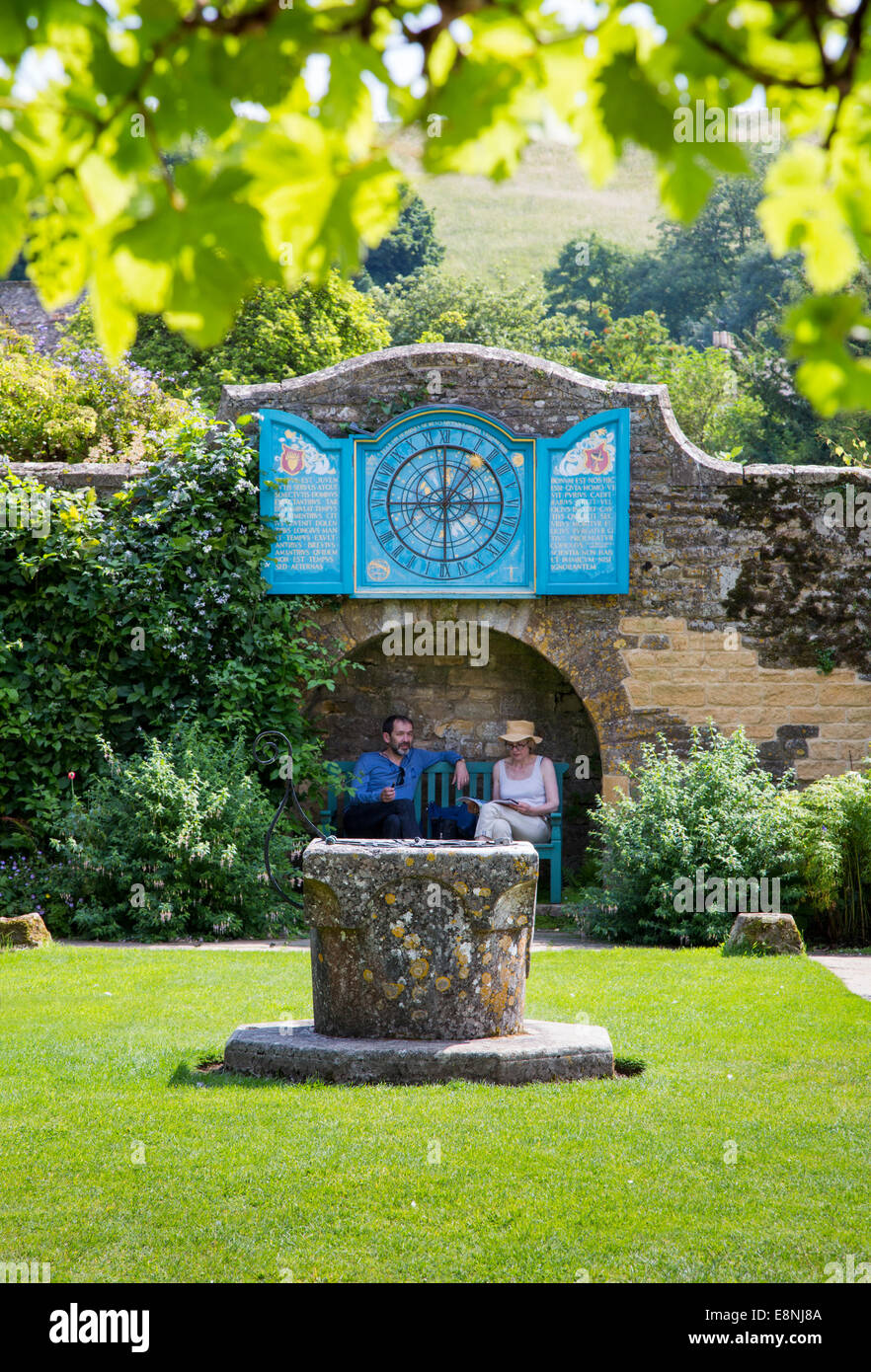 Giardino cortile a Snowshill Manor, Snowshill, il Costwolds, Gloucestershire, Inghilterra Foto Stock