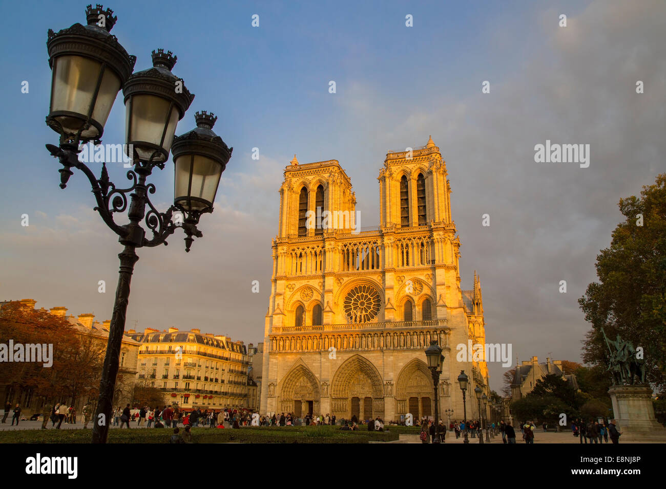Impostando la luce solare sulla facciata anteriore della cattedrale di Notre Dame, Paris, Francia Foto Stock