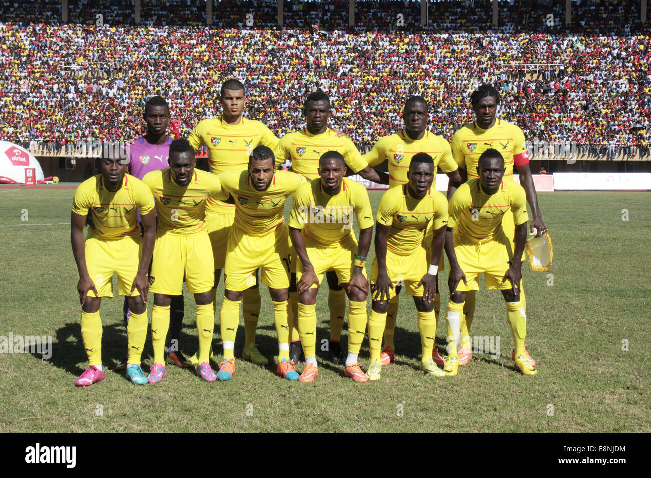 Kampala, Uganda. 11 ottobre, 2014. Il Togo nazionale di calcio posa per una  foto di gruppo prima di prendere sulla gru Uganda in Africa National Coppa  qualificazioni a Mandela Stadium. Il Togo