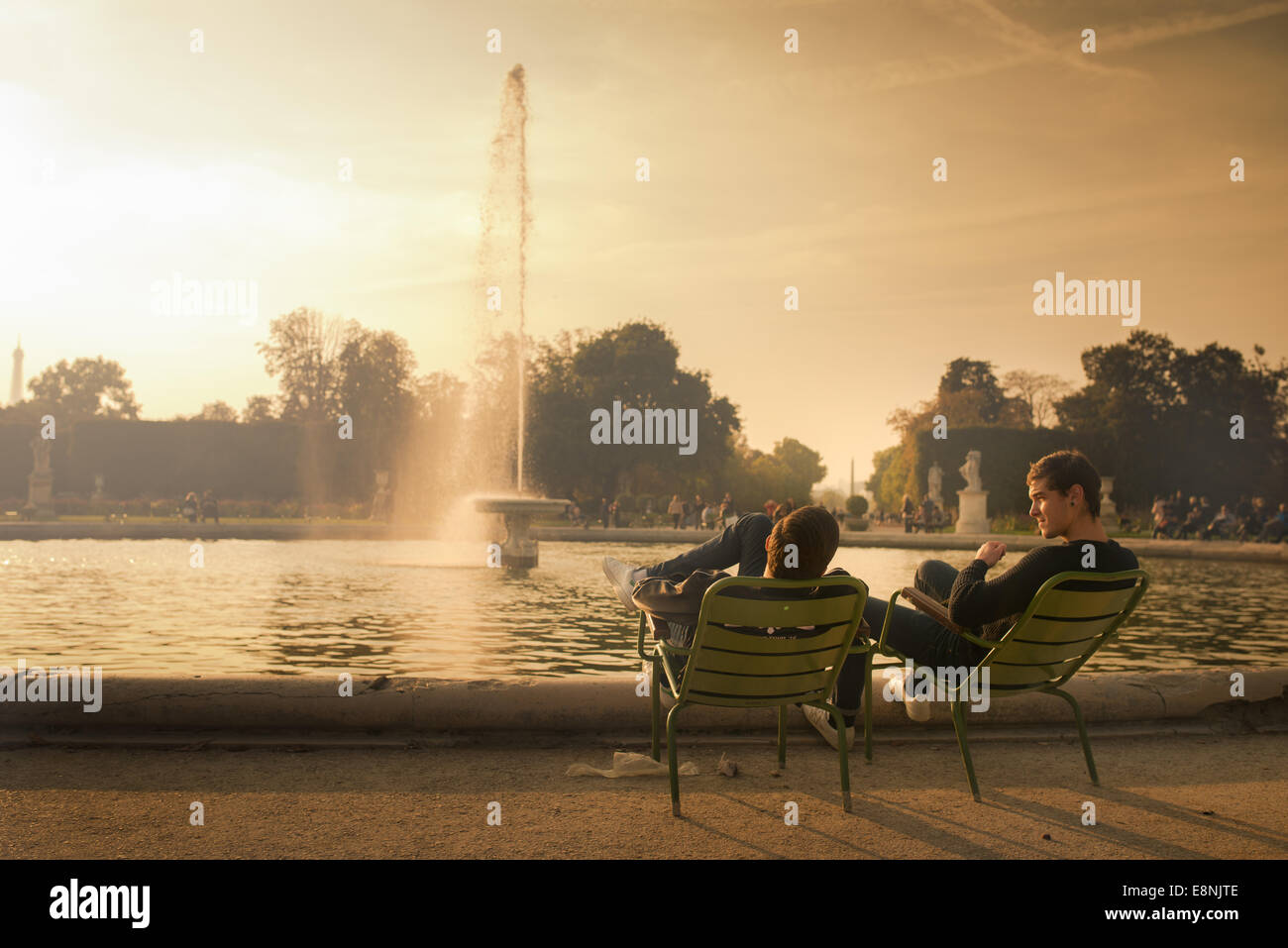 Godersi il tramonto su un pomeriggio di Parigi a Les Tuileries e l'ottagonale Bassin Foto Stock