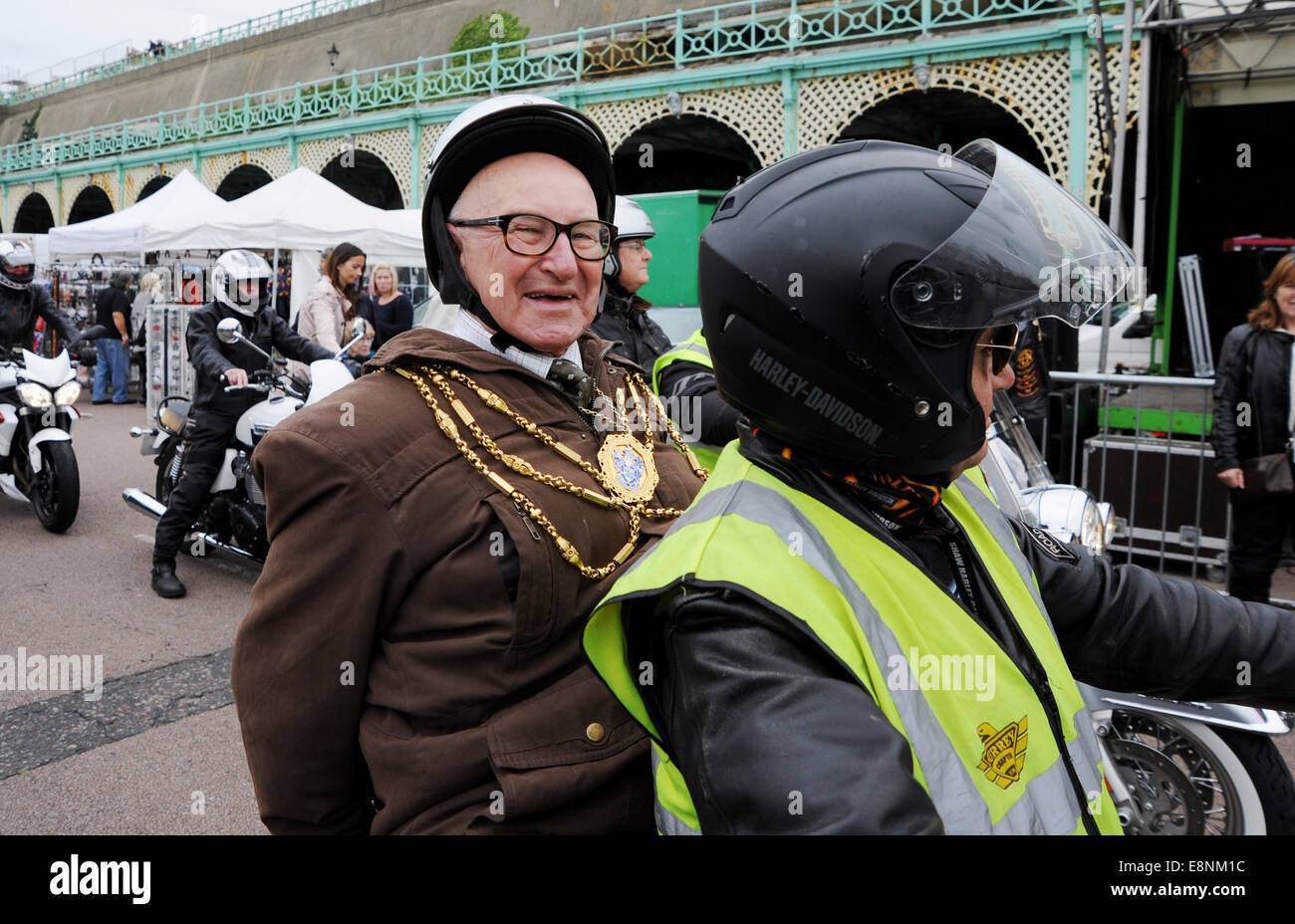 Brighton, Sussex, Regno Unito. 12 ottobre 2014. Il sindaco di Brighton e Hove Cllr Brian Fitch (ora deceduto) arriva per quest'anno l'evento motociclistico Brightona su Madeira Drive che raccoglie fondi per la Sussex Heart Charity l'evento annuale attrae motociclisti da tutto il paese e all'estero e raccoglie migliaia di sterline per beneficenza ogni anno credito: Simon Dack/Alamy Live News Foto Stock