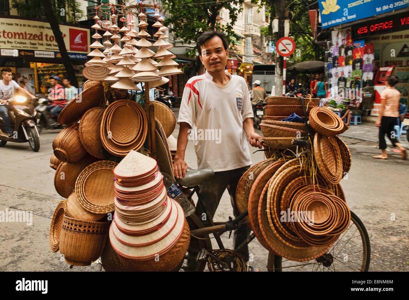 Il vietnamita hat venditore in Hanoi, Vietnam Foto Stock