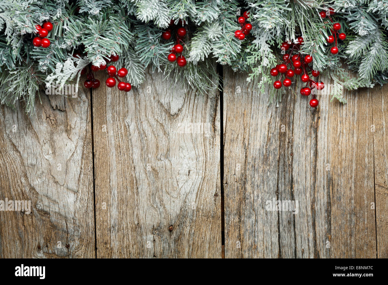 Natale abete su grunge sfondo di legno Foto Stock