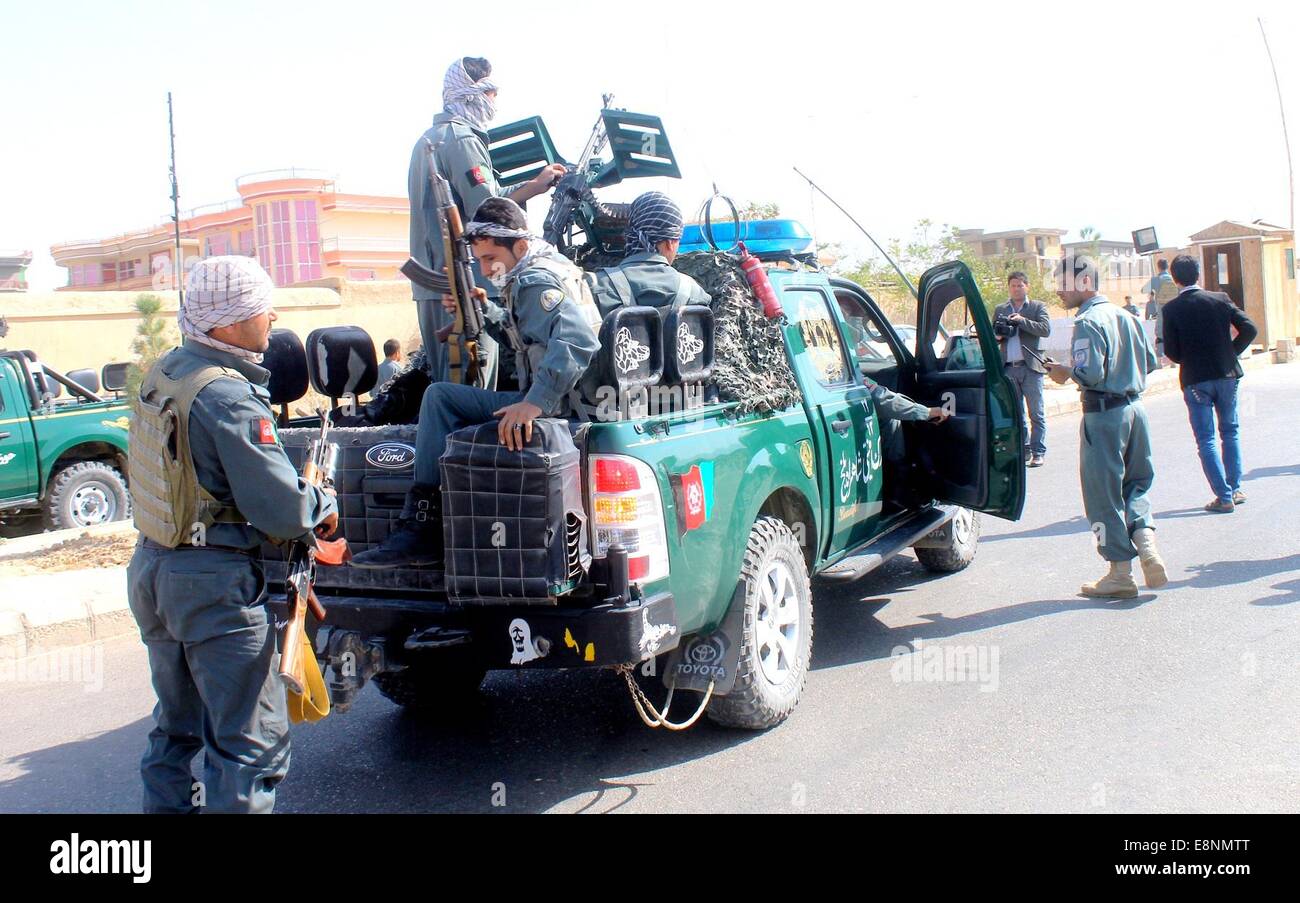 (141012) -- Mazar-I-Sharif, Ottobre 12, 2014 (Xinhua) -- rush poliziotti presso il sito di attacco a Mazar-i-Sharif città, provincia Balkh, Afghanistan settentrionale, il 12 ottobre 2014. Circa 18 poliziotti sono stati feriti dopo due militanti che indossano uniformi della polizia ha aperto il fuoco all'interno della polizia provinciale sede a Mazar-i-Sharif, città capoluogo di provincia del nord Balkh afgano provincia domenica, fonti. (Xinhua/Azorda)(zhf) Foto Stock