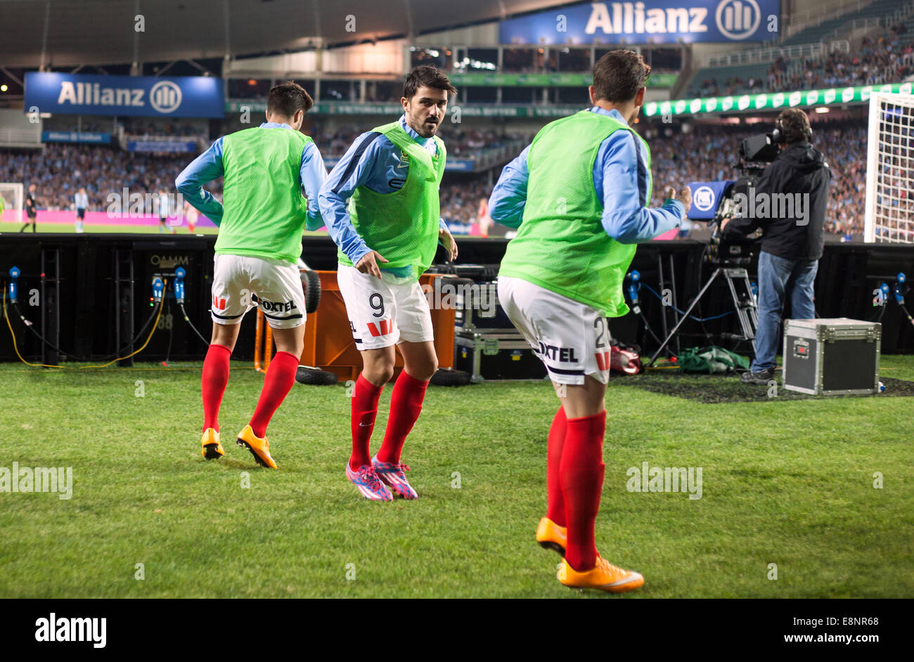 Sydney, Australia. Undicesimo oct, 2014. David Villa è raffigurato a warm-up di formazione con la sua Melbourne FC compagni di squadra durante il primo giorno della Australian Football League nell'Alleanza stadium di Sydney, Australia, 11 ottobre 2014. Foto: Daniel Naupold/dpa/Alamy Live News Foto Stock