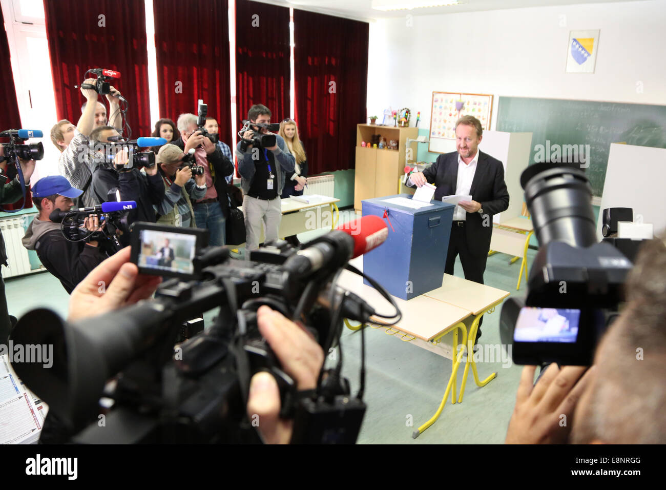 Sarajevo, Bosnia ed Erzegovina. Xii oct, 2014. Bakir Izetbegovic (C), membro della Bosnia Presidenza tripartita e candidato per il prossimo mandato, getta il suo voto in corrispondenza di una stazione di polling a Sarajevo, Bosnia ed Erzegovina, il 12 ottobre 2014. La Bosnia e Erzegovina ha dato dei calci a fuori la sua elezioni politiche di domenica mattina, la prima volta in quattro anni. Credito: Haris Memija/Xinhua/Alamy Live News Foto Stock