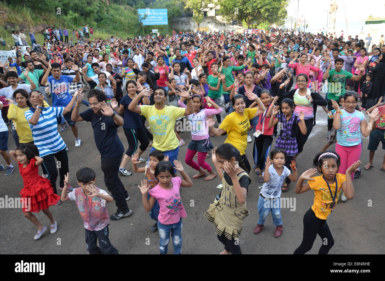 Bhopal in India. Xii oct, 2014. Il giorno Raahgiri (pedonale giorno) un non-comunità motorizzato evento organizzato a Bhopal al Boat Club Road di domenica. Bhopal Municipal Corporation organizzare questo evento ogni domenica con entrata di veicoli a motore limitato dalle 6 alle 12 di mattina. Persone piace ballare, pattinaggio, nella banda della polizia, calcio, cricket, yoga, la pittura e le altre attività. Raahgiri Day è un evento settimanale che chiude le strade delle città di vetture per celebrare a piedi e in bicicletta, fare la musica, e socializzare. Credito: Devendra Dube/ZUMA filo/Alamy Live News Foto Stock