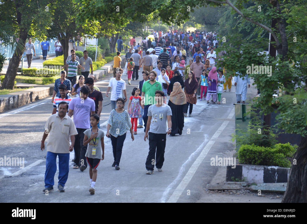 Bhopal in India. Xii oct, 2014. Il giorno Raahgiri (pedonale giorno) un non-comunità motorizzato evento organizzato a Bhopal al Boat Club Road di domenica. Bhopal Municipal Corporation organizzare questo evento ogni domenica con entrata di veicoli a motore limitato dalle 6 alle 12 di mattina. Persone piace ballare, pattinaggio, nella banda della polizia, calcio, cricket, yoga, la pittura e le altre attività. Raahgiri Day è un evento settimanale che chiude le strade delle città di vetture per celebrare a piedi e in bicicletta, fare la musica, e socializzare. Credito: Devendra Dube/ZUMA filo/Alamy Live News Foto Stock