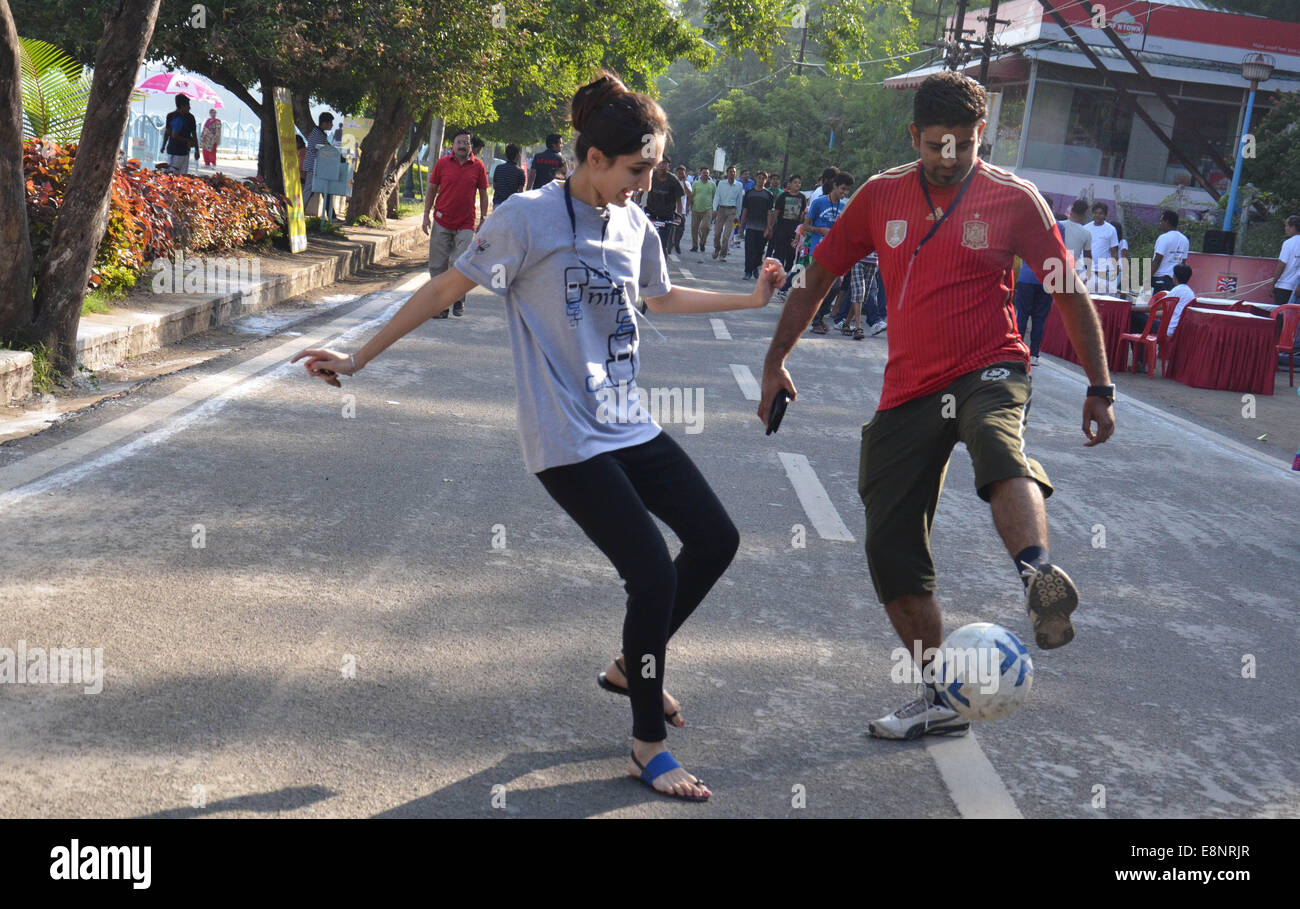 Bhopal in India. Xii oct, 2014. Il giorno Raahgiri (pedonale giorno) un non-comunità motorizzato evento organizzato a Bhopal al Boat Club Road di domenica. Bhopal Municipal Corporation organizzare questo evento ogni domenica con entrata di veicoli a motore limitato dalle 6 alle 12 di mattina. Persone piace ballare, pattinaggio, nella banda della polizia, calcio, cricket, yoga, la pittura e le altre attività. Raahgiri Day è un evento settimanale che chiude le strade delle città di vetture per celebrare a piedi e in bicicletta, fare la musica, e socializzare. Credito: Devendra Dube/ZUMA filo/Alamy Live News Foto Stock
