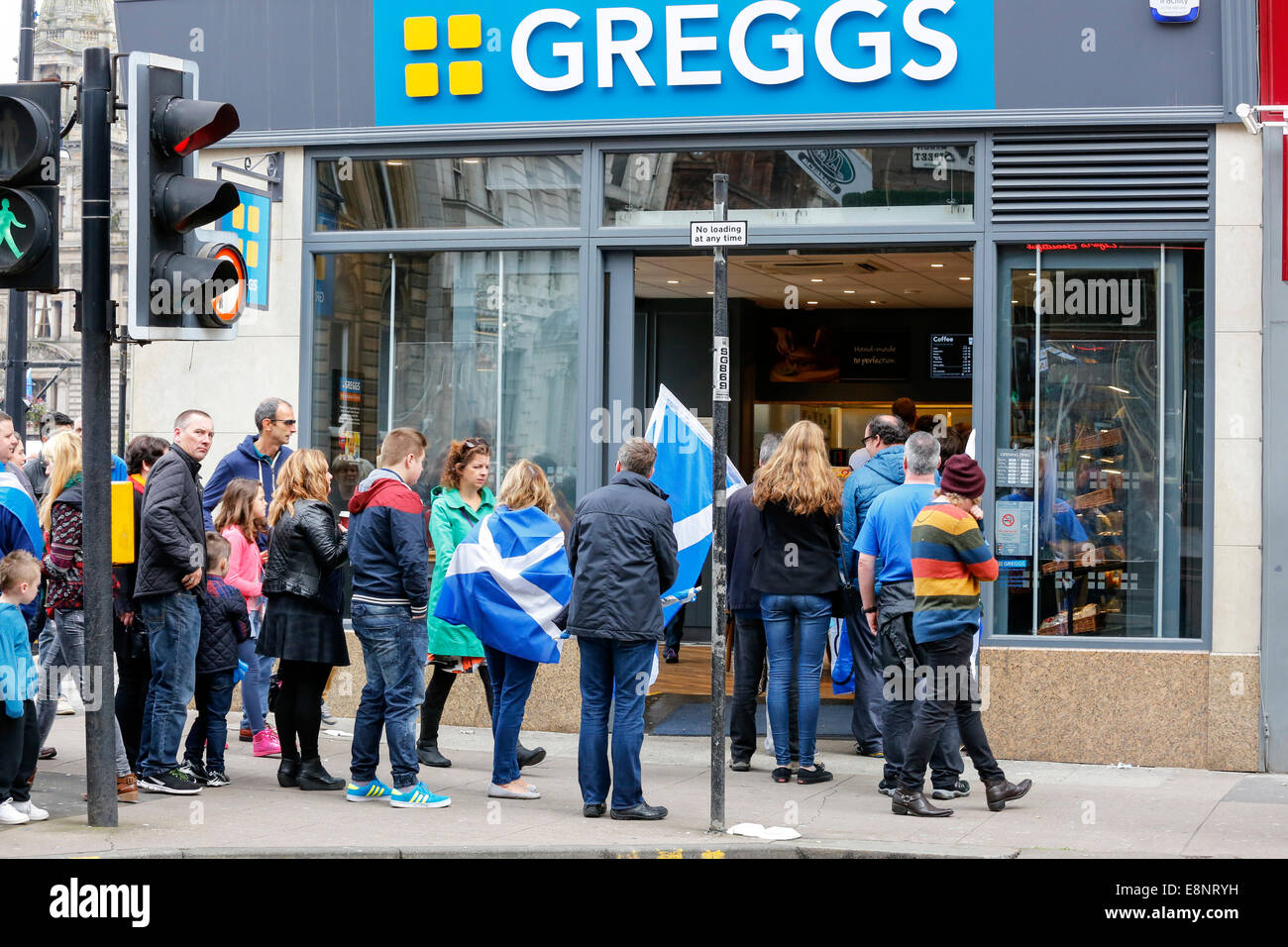 Tommy Sheridan, ex-MSP, organizzato e fronteggiato una politica dei rally in George Square, Glasgow a sostegno dell indipendenza scozzese e una ala sinistra Scottish Executive. Il rally è stato pubblicizzato su social media (Facebook) e mentre aveva oltre 15000 on-line sostenitori, circa 2000 persone in tutta la Scozia ha partecipato e ascoltato discorsi politici da gli ospiti invitati e Tommy Sheridan, seguita da musica da un certo numero di gruppi dal vivo e cantanti. Foto Stock