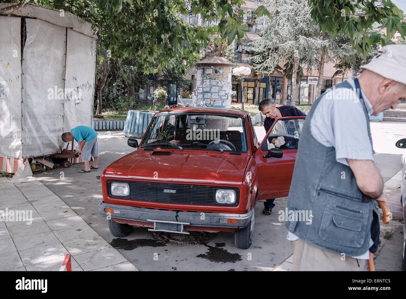 Scena di strada nella parte serba di Mitrovica in Kosovo Foto Stock