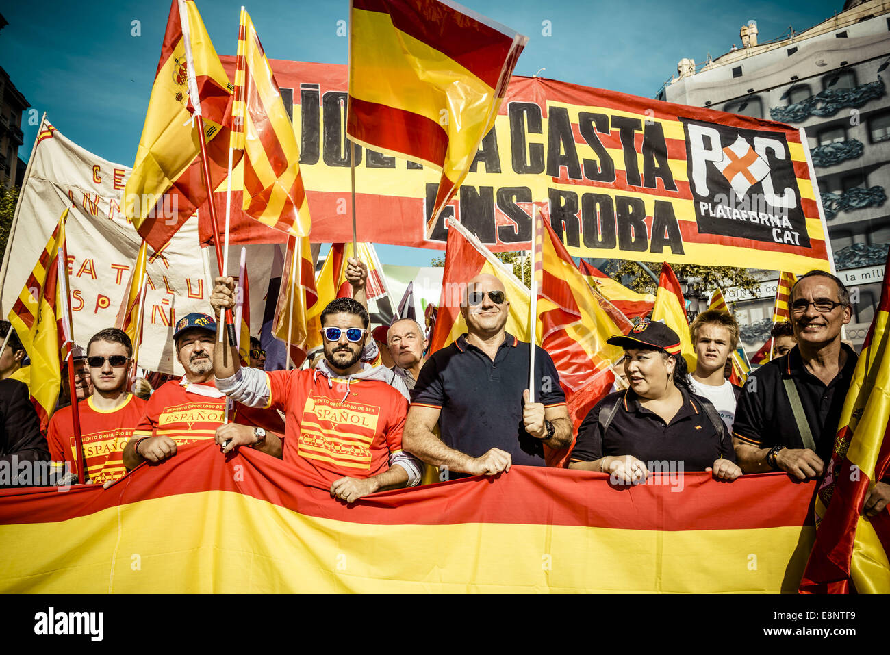 Barcellona, Spagna. Xii Ottobre, 2014. Manifestanti con loro Catalano e Spagnolo bandiere protesta dietro di loro banner contro l'indipendenza catalana tendenze sul Columbus day in Barcellona Credito: Matthias Oesterle/ZUMA filo/ZUMAPRESS.com/Alamy Live News Foto Stock