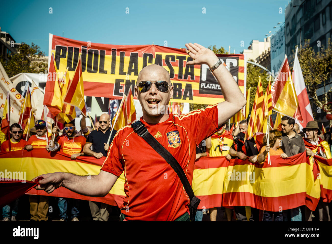 Barcellona, Spagna. Xii Ottobre, 2014. Manifestanti con loro Catalano e Spagnolo bandiere protesta dietro di loro banner contro l'indipendenza catalana tendenze sul Columbus day in Barcellona Credito: Matthias Oesterle/ZUMA filo/ZUMAPRESS.com/Alamy Live News Foto Stock