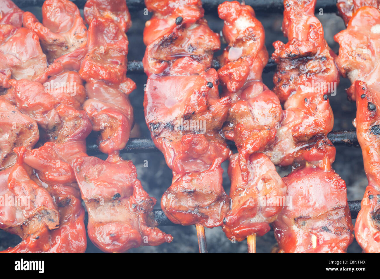 Grigliate gli spiedini di carne in vendita su un mercato in Thailandia Foto Stock