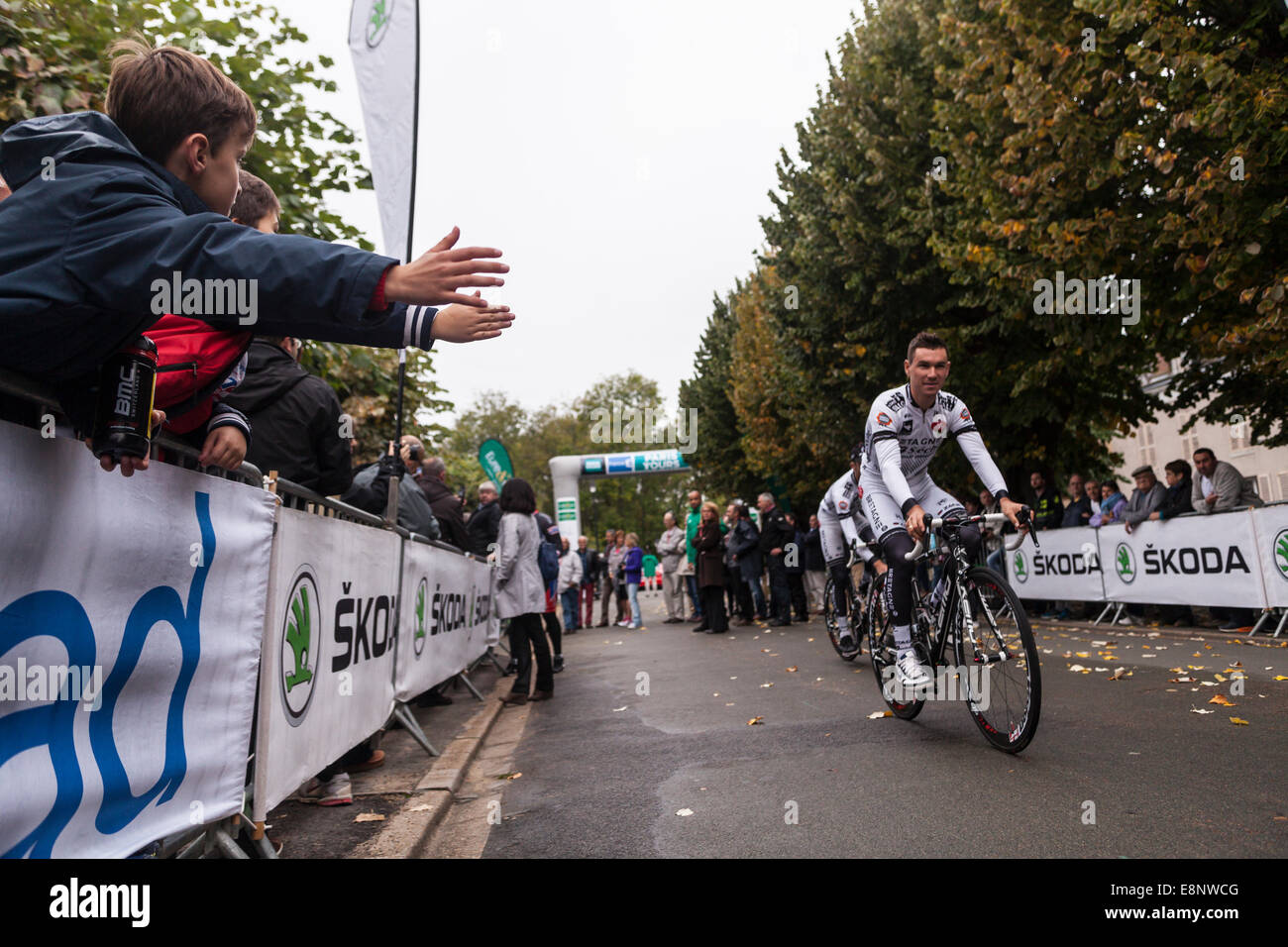 Bonneval, Francia. Xii Ottobre, 2014. Team Bigmat-Auber accedi per il 2014 Parigi Tours cycle race, Bonneval, Francia. Credito: Julian Elliott/Alamy Live News Foto Stock