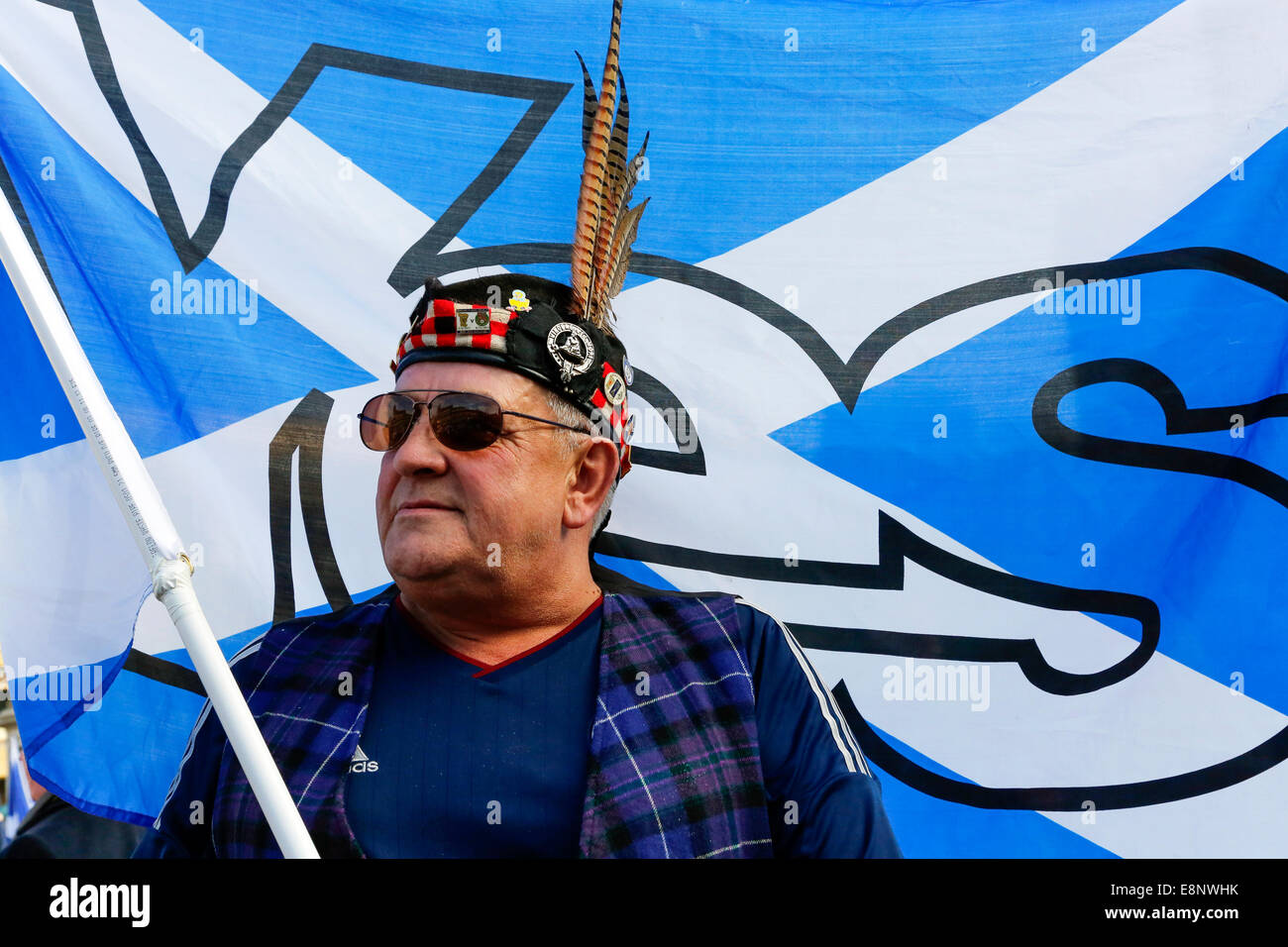 Ian McNeil, 64 anni, da Glasgow un sostenitore di indipendenza scozzese, partecipando a una politica dei rally in George Square, Glasgow, Foto Stock