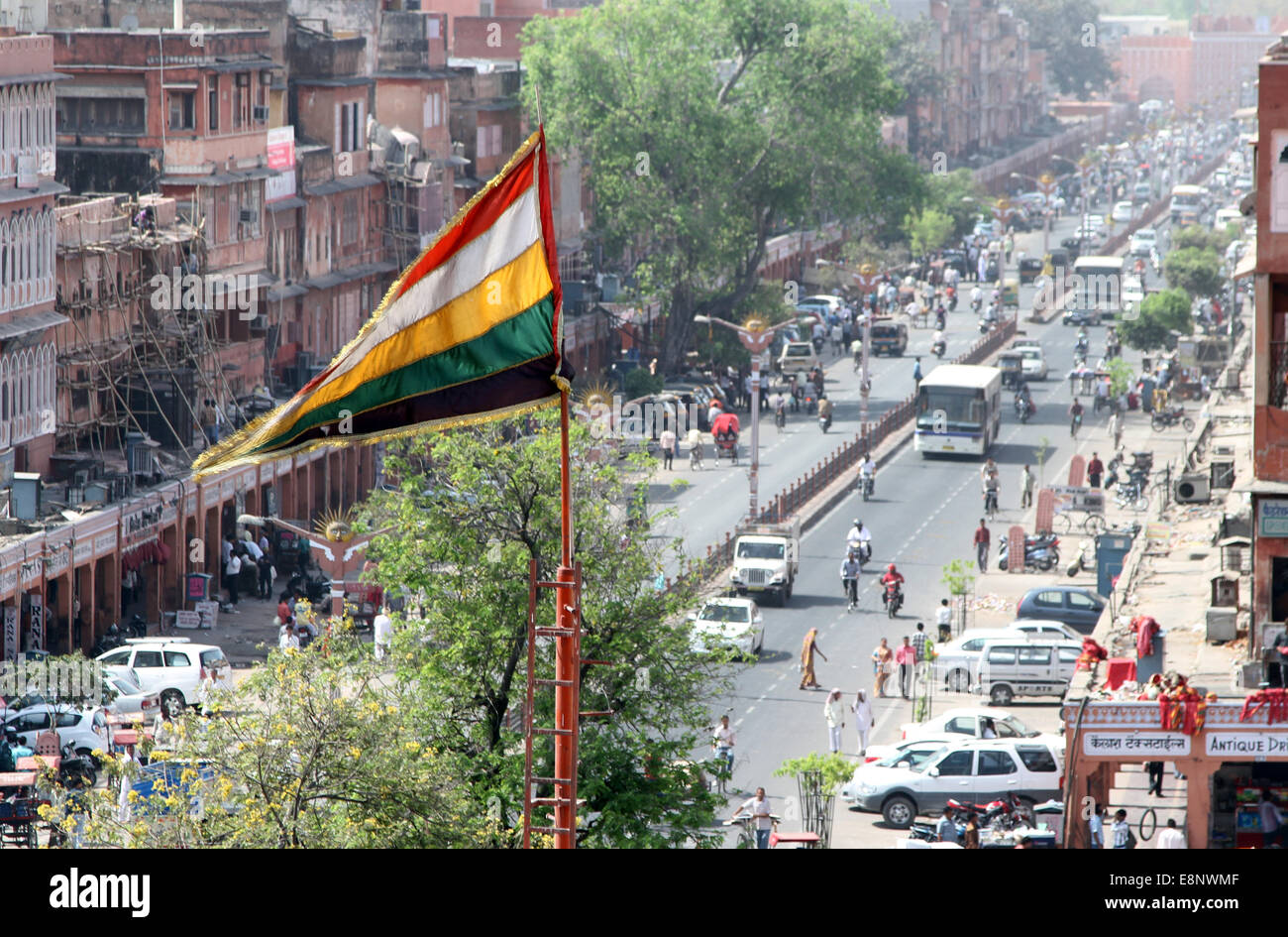 La bandiera di Jaipur vola sopra il centro di Jaipur, India Venerdì 6 Aprile 2012 Foto Stock