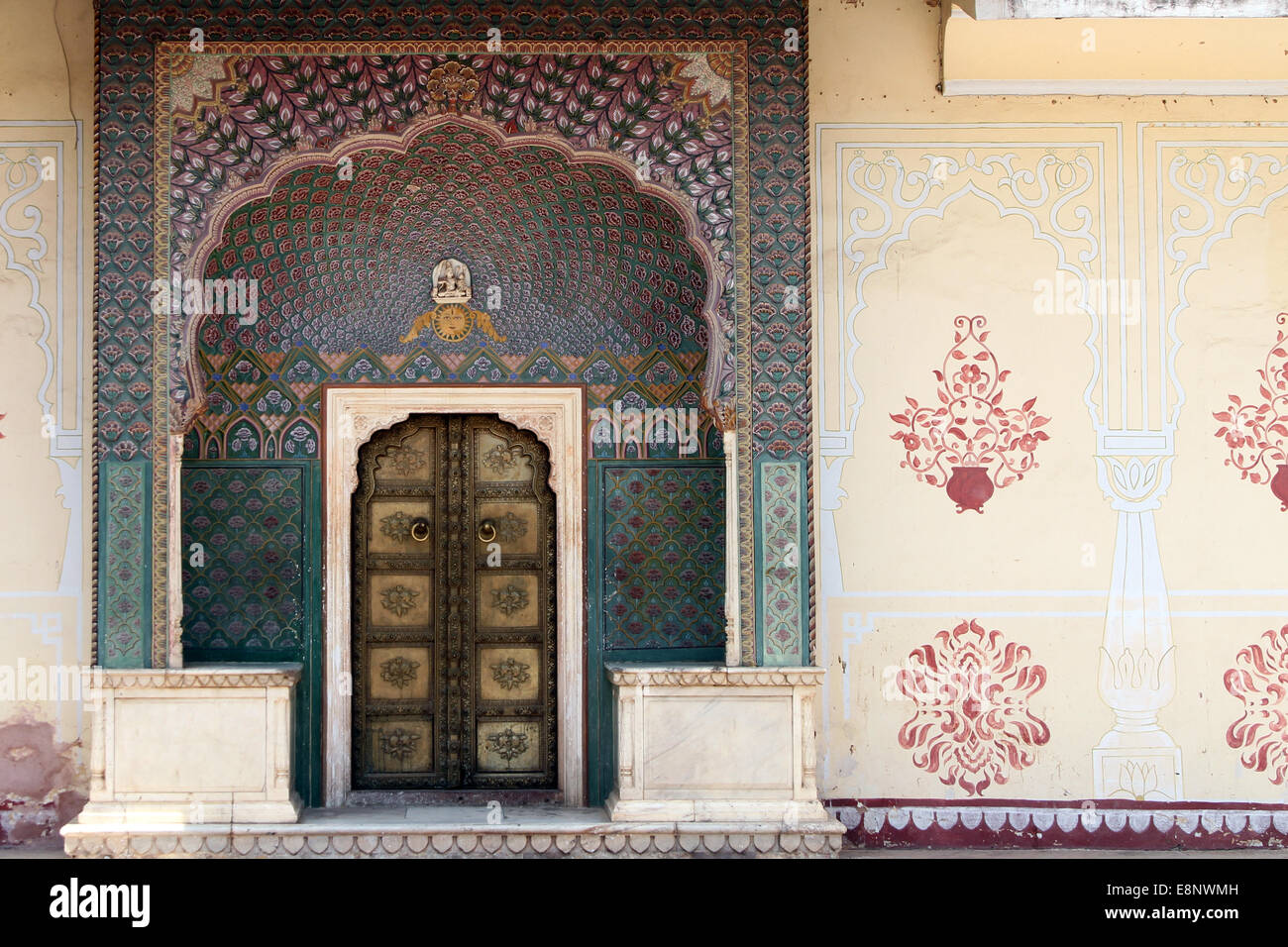 Portale ornato nel palazzo di città a Jaipur, India Foto Stock