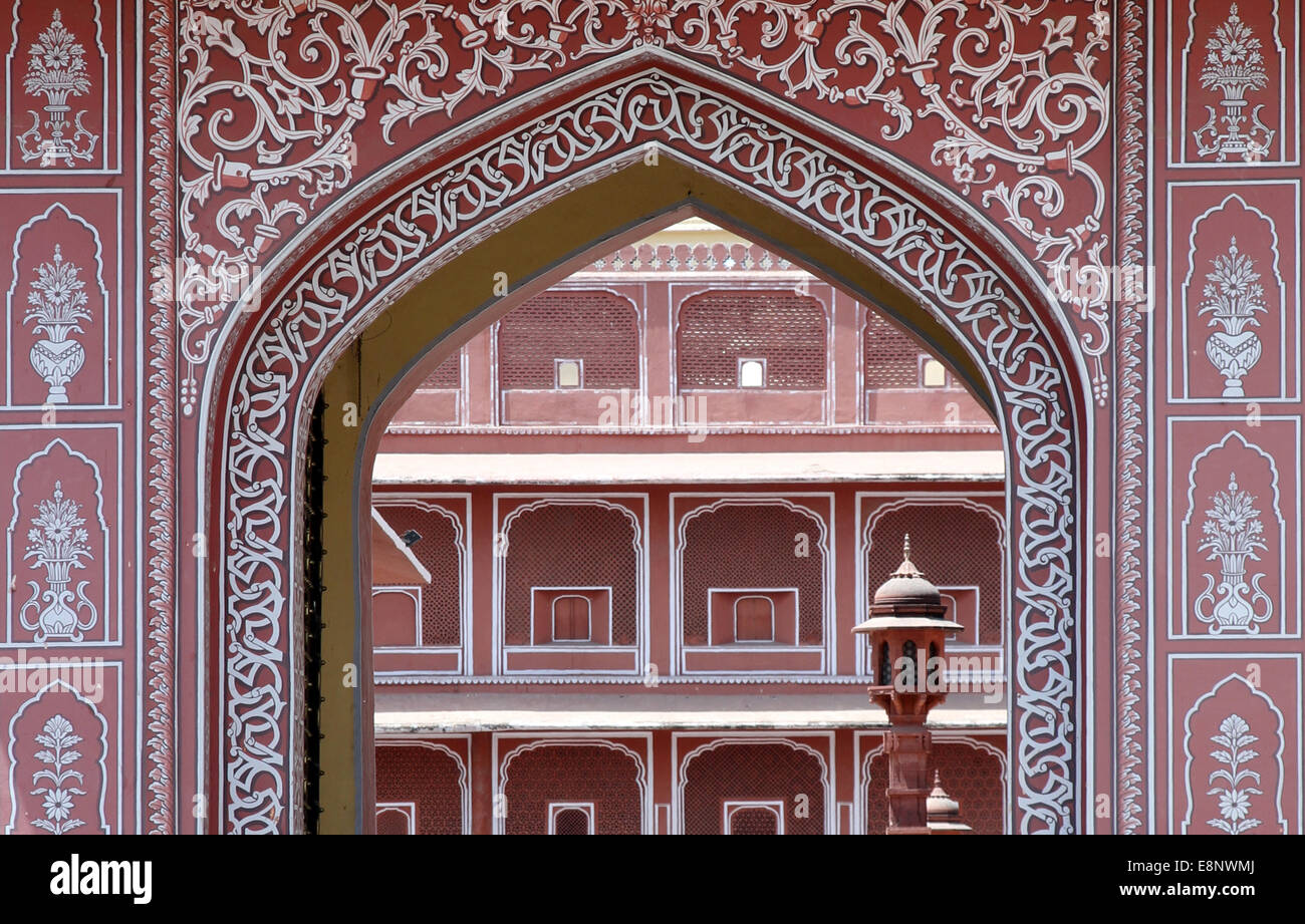 Un arco nel palazzo di città a Jaipur, India Foto Stock