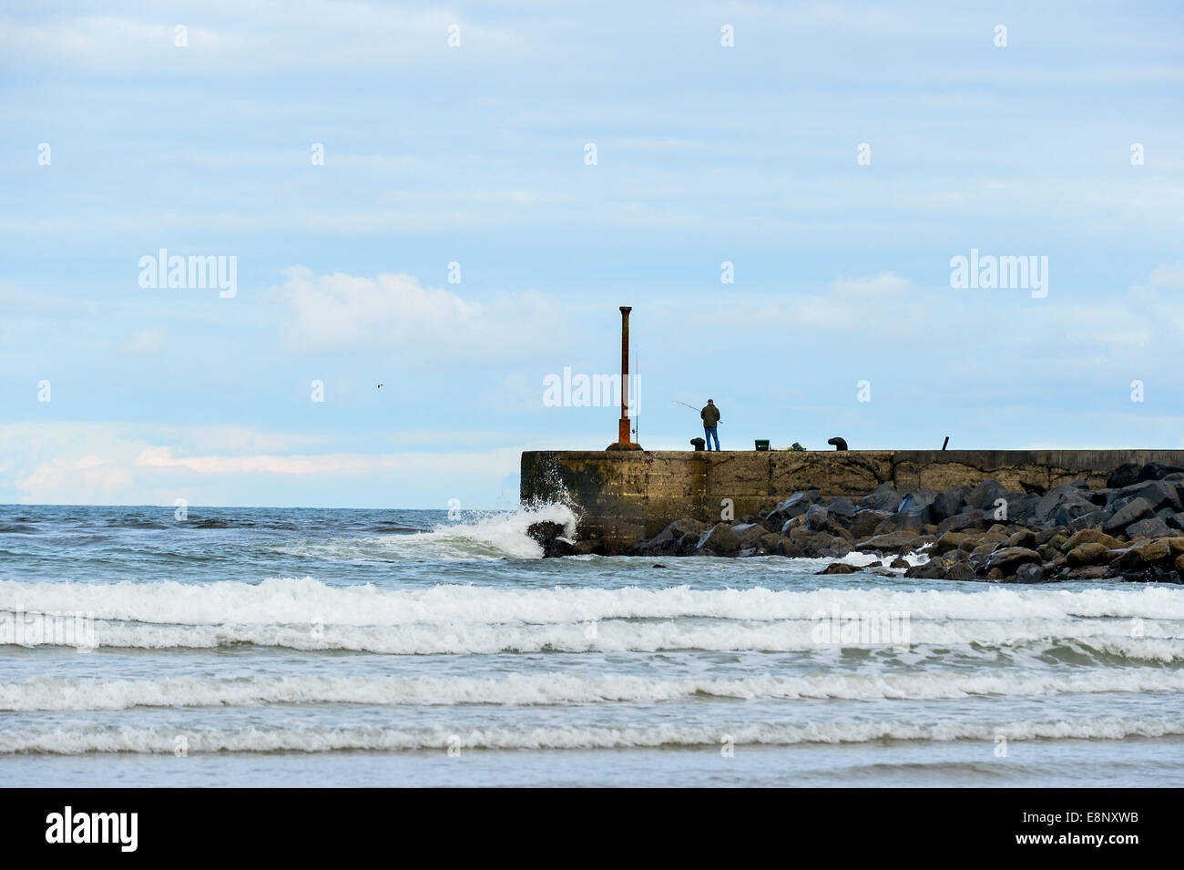 Contea di Londonderry, Irlanda del Nord, Regno Unito. Xii Ottobre 2014. Atlantico del nord di onde che si infrangono a Castlerock Pier, County Londonderry oggi nel tardo pomeriggio come il clima autunnale continua. Credito: George Sweeney/Alamy Live News. Foto Stock