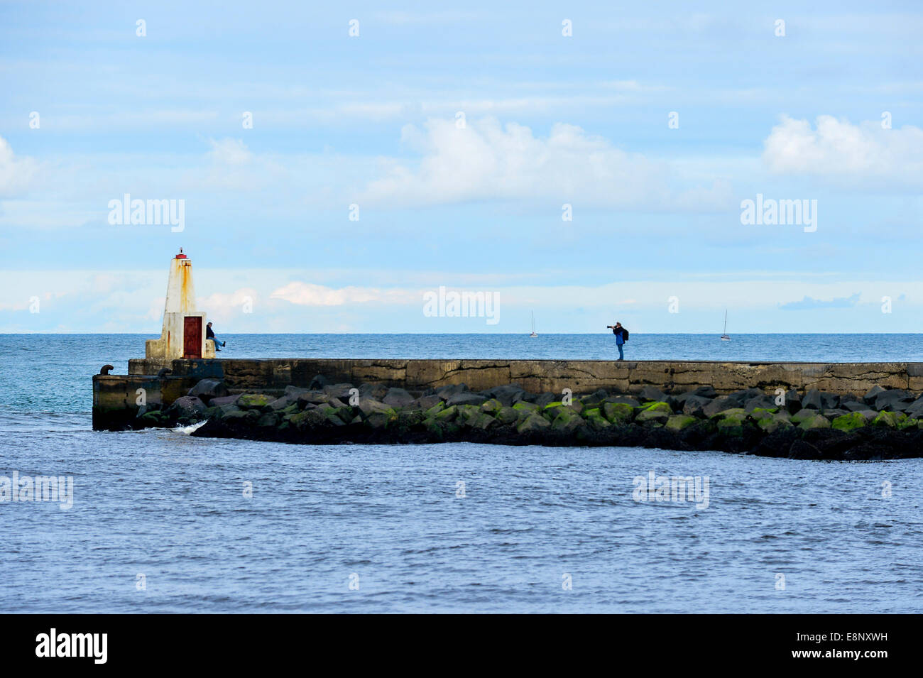 Contea di Londonderry, Irlanda del Nord, Regno Unito. Xii Ottobre 2014. Atlantico del nord di onde che si infrangono a Castlerock Pier, County Londonderry oggi nel tardo pomeriggio come il clima autunnale continua. Credito: George Sweeney/Alamy Live News. Foto Stock