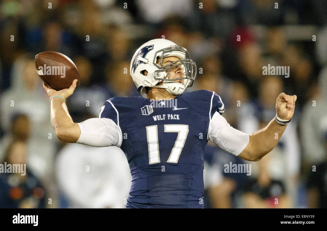 Reno, Nevada, Stati Uniti d'America. Undicesimo oct, 2014. Wolfpack Nevada Quarterback CODY FAJARDO (17) passa durante la montagna West gioco tra la University of Nevada Wolfpack e la Colorado State Rams a Mackay Stadium a Reno in Nevada. © Jeff Mulvihill Jr/ZUMA filo/Alamy Live News Foto Stock