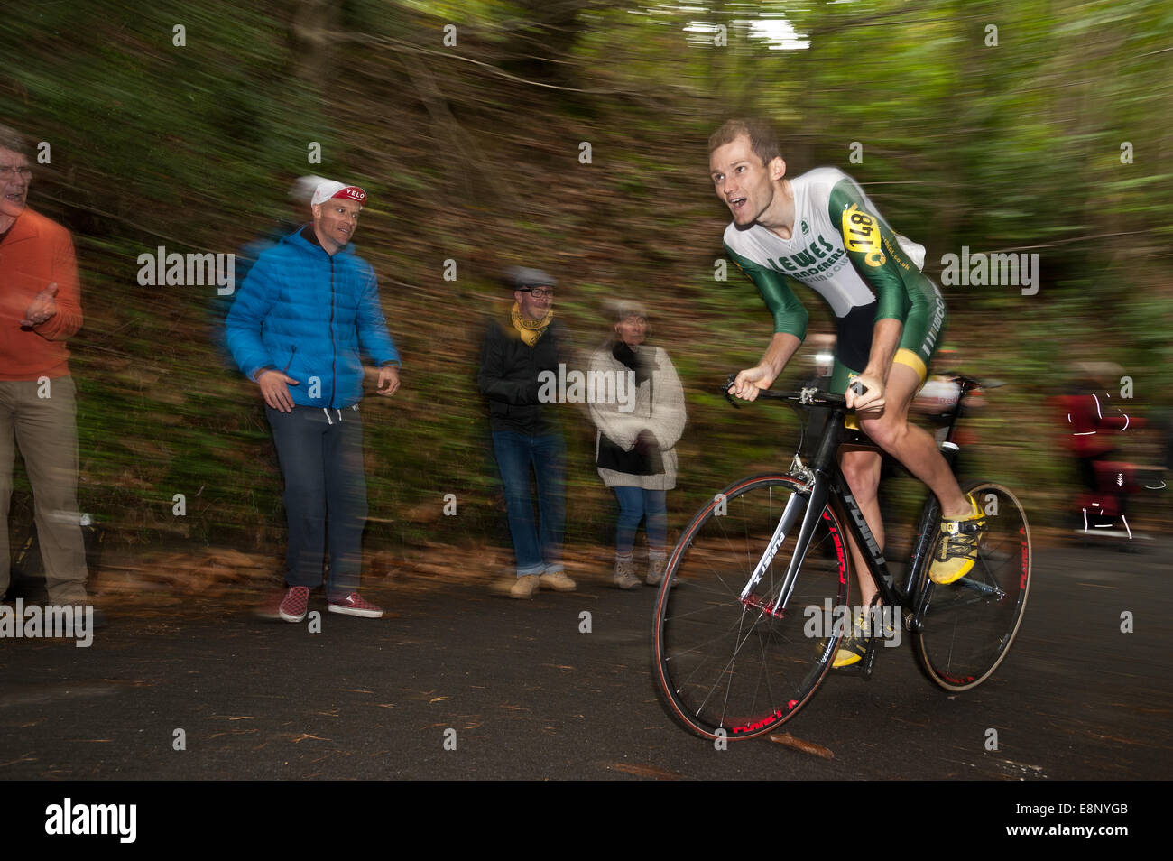 York Hill, IdeHill, Kent, Regno Unito. Xii Ottobre, 2014. Il più antico ciclo continua in gara il mondo iniziò nel 1884 come un Hill climb da Catford Ciclismo Club James Lowden n. 148 dal Lewes Wanders Ciclismo Club vince il 118a Catford annuale CC Hill climb a York Hill; IdeHill; Kent il 12 ottobre 2014 a mezzogiorno. Questo anni vincente tempo era 1; minuto e 55,6 secondi; questo ancora non riesce a battere il 1 minuto 47,6 secondi set di record da Phil Mason (San Fairy Ann CC) nel 1983 insieme 31 anni fa. Negli ultimi anni la difesa vincitore Robert Gough - artico Tacx CC n. 150 gestito 1m 59.6s Credito: Yon Marsh/Alamy Live Foto Stock