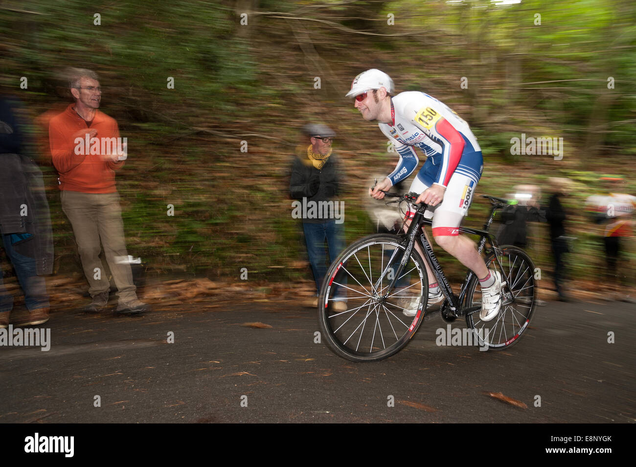 York Hill, IdeHill, Kent, Regno Unito. Xii Ottobre, 2014. Il più antico ciclo continua in gara il mondo iniziò nel 1884 come un Hill climb da Catford Ciclismo Club James Lowden n. 148 dal Lewes Wanders Ciclismo Club vince il 118a Catford annuale CC Hill climb a York Hill; IdeHill; Kent il 12 ottobre 2014 a mezzogiorno. Questo anni vincente tempo era 1; minuto e 55,6 secondi; questo ancora non riesce a battere il 1 minuto 47,6 secondi set di record da Phil Mason (San Fairy Ann CC) nel 1983 insieme 31 anni fa. Negli ultimi anni la difesa vincitore Robert Gough - artico Tacx CC n. 150 gestito 1m 59.6s Credito: Yon Marsh/Alamy Live Foto Stock
