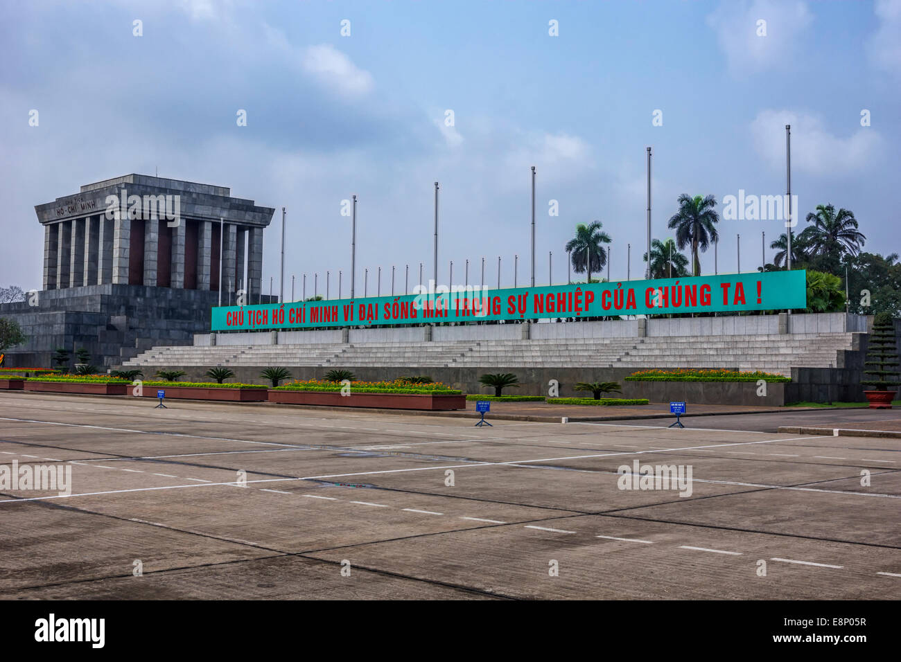 Mausoleo di Ho Chi Minh con lunghi slogan banner. Foto Stock